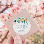 Sticker Rond Boho Turquoise Vert Floral Minimaliste Merci perso<br><div class="desc">Ajoutez une touche de charme à vos faveurs de mariage avec ces autocollants de remerciement botaniques. Doté d'une délicate aquarelle aux tons turquoises et verts, ce design apporte une touche romantique et naturelle à votre événement. L'écriture manuscrite ajoute une touche personnelle et chaleureuse, les rendant parfaits pour les mariages, les...</div>
