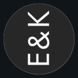 Sticker Rond Bold Big Monogram Simple Wedding<br><div class="desc">Ce superbe monogramme et emplacement de texte en noir et blanc, propre et bien conçu, moderne et minimal, mais très ludique, pour un style minimaliste, est cependant personnalisable à d'autres couleurs et fait partie d'une suite et d'une collection uniques de Phrosne Ras Design. Ce serait génial pour ceux qui planifient...</div>