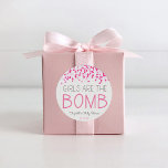 Sticker Rond Bombe Baby shower de la baignoire Favoriser balise<br><div class="desc">Les filles sont la bombe ! Utilisez ces adorables étiquettes de faveur rose pour envoyer à vos invités de baby shower à la maison avec un cadeau pour eux-mêmes - une bombe de bain! Idéal aussi pour la fête d'anniversaire gâter des sacs pour l'anniversaire d'une fille. Objets correspondants inclus dans...</div>