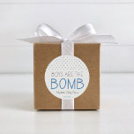 Sticker Rond Bombe Baby shower de la baignoire Favoriser balise<br><div class="desc">Les garçons sont la bombe ! Utilisez ces adorables étiquettes de faveur pour envoyer à vos invités de baby shower à la maison avec un cadeau pour eux-mêmes - une bombe de bain! Objets correspondants inclus dans ma boutique Zazzle.</div>