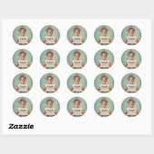 Sticker Rond Bon Diplômé tenant une invitation (Feuille)