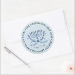 Sticker Rond Bonne Hanoukka | Menorah Lights Adresse de retour<br><div class="desc">Fêtez le Festival des lumières cette année avec des autocollants d'adresse de retour Hanoukka personnalisés uniques. Ajoutez votre libellé personnalisé à cette conception à l'aide des cases "Modifier ce modèle de conception" situées à droite de l'élément, ou cliquez sur le bouton bleu "Customiser" pour arranger le texte, modifier les polices...</div>