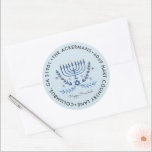 Sticker Rond Bonne Hanoukka | Menorah Lights Adresse de retour<br><div class="desc">Fêtez le Festival des lumières cette année avec des autocollants d'adresse de retour Hanoukka personnalisés uniques. Ajoutez votre libellé personnalisé à cette conception à l'aide des cases "Modifier ce modèle de conception" situées à droite de l'élément, ou cliquez sur le bouton bleu "Customiser" pour arranger le texte, modifier les polices...</div>