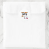 Sticker Rond Boo Boo Infirmière En Service Classique T-Shirt (Sac)