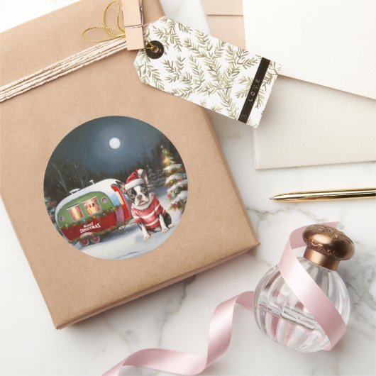 Sticker Rond Boston Terrier Caravan Christmas Adventure (Cadeaux)