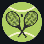 Sticker Rond Boule de raquettes de tennis moderne<br><div class="desc">Raquettes de tennis minimalistes et cadeaux de design de balles dans des couleurs préppy noir et blanc. Un cadeau simple et minimaliste pour votre entraîneur de tennis ou un cadeau d'équipe de tennis pour un joueur de tennis. stickers de joueurs de tennis branchés.</div>