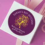 Sticker Rond Bourgogne Bat mitzvah Gold Foil Arbre de vie moder<br><div class="desc">Soyez fier, réjouissez-vous et présentez cette étape importante de votre Bat mitzvah préféré ! Utilisez ce sticker amusant, sophistiqué, personnalisé pour ajouter à sa journée spéciale. Un étonnant arbre à feuille d'or imitation graphique avec rose brillant, orange et rouge Star de David et des "feuilles" point superpose un riche arrière...</div>