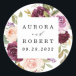 Sticker Rond Bourgogne Blush Rose Peach Gold Wedding Favoriser<br><div class="desc">Le design présente un élégant bouquet ou une couronne d'aquarelle dans les tons de rouge bordeaux,  de marsala,  de rose pâle,  de pêche et plus encore sur les éléments verdoyants de l'eucalyptus et feuilles d'or vintage.</div>