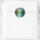 Sticker Rond Bright Blue River Under Green Trees à Washington (Sac)