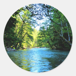 Sticker Rond Bright Blue River Under Green Trees à Washington