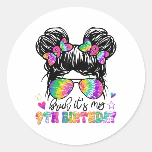 Sticker Rond Bruh Son 9E Anniversaire Tie Dye Messy Bun 9 Ans (Devant)