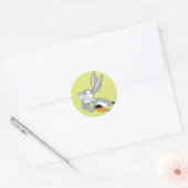 Sticker Rond BUGS BUNNY™ avec Carotte (Enveloppe)