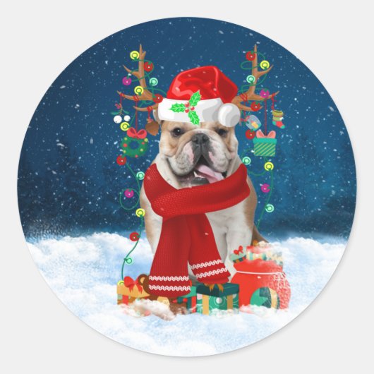 Sticker Rond Bulldog anglais en neige avec cadeaux de Noël (Devant)