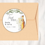 Sticker Rond Bulles Et Épouse Merci Wedding shower<br><div class="desc">Ajoutez une touche de finition charmante à vos Bubbles and Brews célébration avec ces autocollants ronds à thème eucalyptus MERCI! Parfaits pour améliorer votre prospect et votre fête de la bière, ces stickers polyvalents sont parfaits pour sceller des enveloppes, décorer des faveurs de fête, ou ajouter un flair personnalisé à...</div>