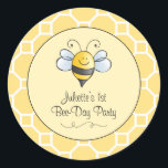 Sticker Rond Bumblebebe Jaune Mignonne Première fête d'annivers<br><div class="desc">Cet adorable autocollant rond bee fête d'anniversaire comporte un joli et joyeux bourdonnement d'abeille jaune et noir avec le texte "Bee-day" personnalisé "vous pouvez personnaliser pour le premier anniversaire de votre petite fille, un accent de défilement en pointillé noir, et un motif arrière - plan en nid d d'abeille jaune...</div>