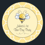 Sticker Rond Bumblebebe Jaune Mignonne Première fête d'annivers<br><div class="desc">Cet adorable autocollant rond bee fête d'anniversaire comporte un joli et joyeux bourdonnement d'abeille jaune et noir avec le texte "Bee-day" personnalisé "vous pouvez personnaliser pour le premier anniversaire de votre petite fille, un accent de défilement en pointillé noir, et un motif arrière - plan en nid d d'abeille jaune...</div>