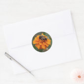 Sticker Rond Bumblebebees sur Marigold Flower (Enveloppe)
