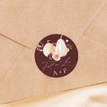 Sticker Rond Burgundy Fall in Love Citrouille Automne Mariage<br><div class="desc">Cet autocollant mariage présente des citrouilles blancs et jaunes d'aquarelle ornés de fleurs bordeaux,  marrons et roses rousses sur les feuilles d'automne. Pour une personnalisation plus avancée de cette conception,  cliquez sur le lien "Customiser plus loin". Des articles correspondants sont également disponibles.</div>