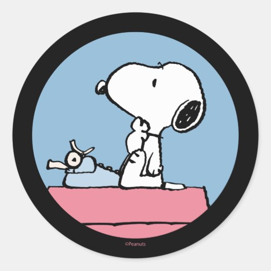 Sticker Rond cacahuètes | Snoopy à la machine à écrire (Devant)