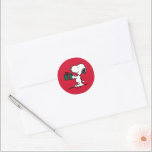 Sticker Rond cacahuètes | Snoopy Christmas Gift Giver<br><div class="desc">Découvrez ce joyeux dessin de Noël de cacahuètes.</div>