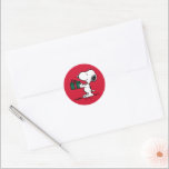 Sticker Rond cacahuètes | Snoopy Christmas Gift Giver<br><div class="desc">Découvrez ce joyeux dessin de Noël de cacahuètes.</div>
