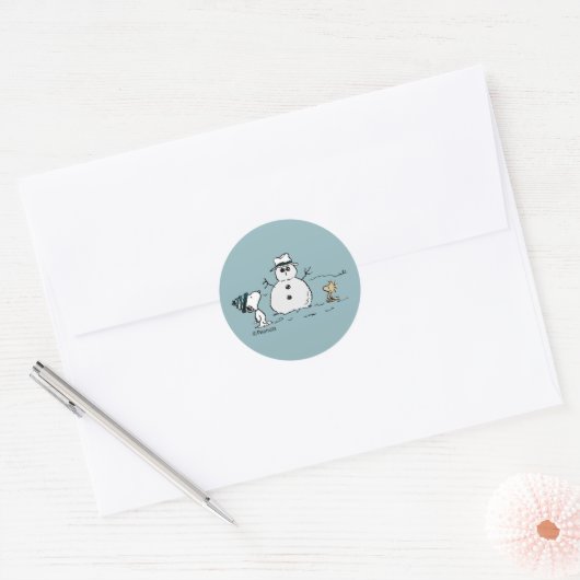 Sticker Rond cacahuètes | Snoopy Construit Un Snowman (Enveloppe)