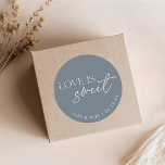 Sticker Rond Cadeau de mariage Bleu Amour est Sucré<br><div class="desc">Autocollants et étiquettes de cadeau de mariage personnalisés avec le design moderne "l'amour est sucré" en bleu acier et blanc avec nom et date personnalisés.</div>