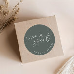 Sticker Rond Cadeau de mariage doux Amour Sage<br><div class="desc">Autocollants et étiquettes de cadeau de mariage personnalisés avec un design moderne vert sauge foncé et blanc avec le nom et la date personnalisés,  avec la mention "l'amour est doux".</div>