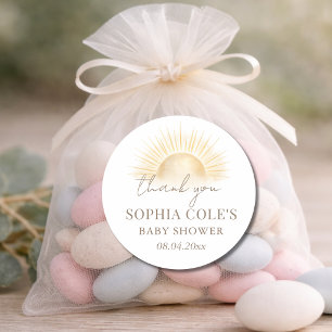 Sticker Rond Cadeau Simple pour Baby Shower : Voici Comes The S