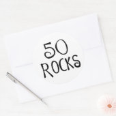 Sticker Rond Cadeaux de 50e anniversaire, 50 ROCKS (Enveloppe)