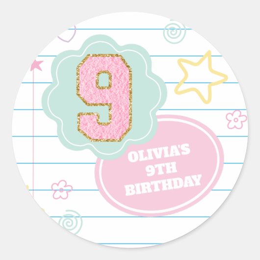 Sticker Rond Cahier Varsity preppy pastel patch 9e anniversaire (Devant)