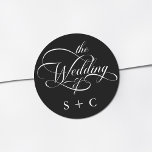 Sticker Rond Calligraphie classique romantique Mariage noir<br><div class="desc">Un autocollant mariage simple en noir et blanc présente une calligraphie tourbillonnant élégante et romantique avec des initiales. Pour une personnalisation plus avancée de cette conception,  cliquez sur le BOUTON OUTIL DESIGN BLEU ci-dessus !</div>