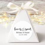 Sticker Rond Calligraphie L'Amour Du Coeur Est Un Mariage Sucré<br><div class="desc">Script de calligraphie moderne Coeur Minimaliste Amour simple Est Mariage doux Sticker Favor - Couple Names & Date - Noir & Blanc</div>