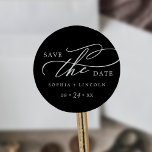 Sticker Rond Calligraphie romantique Noir Enregistrer le sticke<br><div class="desc">Cette calligraphie romantique noir enregistrer l'autocollant de date est parfait pour un mariage simple. Le design classique moderne présente des tourbillons fantaisistes et des fleuris fantaisistes avec une superbe typographie élégante en lettrage à la main sur un arrière - plan noir foncé. Personnalisez les autocollants avec vos noms et votre...</div>