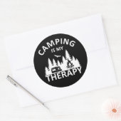 Sticker Rond Camping est ma thérapie drôle slogan de camper (Enveloppe)