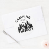 Sticker Rond Camping est ma thérapie drôle slogan de camper (Enveloppe)