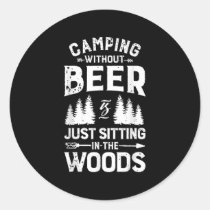 Sticker Rond Camping Sans Bière Est Juste Assis Dans Les Bois