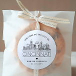 Sticker Rond Cancinnati Skyline | Message de bienvenue du Maria<br><div class="desc">Améliorez vos forfaits d'accueil mariages ou vos faveurs événementielles avec un ensemble personnalisé d'autocollants d'accueil ! Ces autocollants élégants et minimes sont conçus pour un mariage qui se déroule dans la belle ville de Cincinnati. Elles disposent d'une ligne d'horizon moderne et décorée du nom de la ville intégrée en dessous....</div>