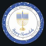 Sticker Rond Candlelit Menorah Bonne Famille Chanukah<br><div class="desc">Idéal pour s'adresser à votre Hanoukka ou Chanukah et vos Cartes de fin de année, invitations de fêtes et tous vos mailings de vacances ! Notre illustration originale de la menorah dans les tons bleu et or combinée à des champs modèles pour vous permettre de personnaliser vos noms et votre...</div>