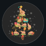 Sticker Rond Capybara Christmas Tree Joyeux zoo animal de Noël<br><div class="desc">Le capybara ou capybara (Hydrochoerus hydrochaeris) est un rongeur caverne géant originaire d'Amérique du Sud. C'est le plus grand rongeur vivant et un membre du genre Hydrochoerus.. drôle capybara oranges mème design. Fait une excellente idée cadeau capybara, cadeau capy bara pour une maman capybara, fille qui aime capybaras, papa capybara...</div>