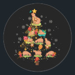Sticker Rond Capybara Christmas Tree Joyeux zoo animal de Noël<br><div class="desc">Le capybara ou capybara (Hydrochoerus hydrochaeris) est un rongeur caverne géant originaire d'Amérique du Sud. C'est le plus grand rongeur vivant et un membre du genre Hydrochoerus.. drôle capybara oranges mème design. Fait une excellente idée cadeau capybara, cadeau capy bara pour une maman capybara, fille qui aime capybaras, papa capybara...</div>