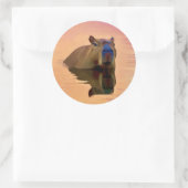 Sticker Rond Capybara Émergée d'un lac paisible (Sac)