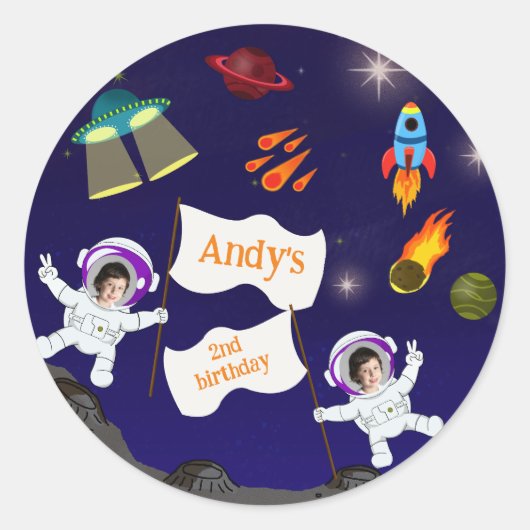 Sticker Rond Caricature d'anniversaire de l'astronaute spatial (Devant)