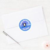 Sticker Rond Caricature de manchot joyeux sautant (Enveloppe)
