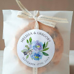 Sticker Rond Carolina | Mariage floral sauvage<br><div class="desc">Un joli ensemble d'autocollants à thème bleu fleuri spécialement adapté à votre futur mariage. Ces autocollants sont une pièce unique de la grande collection de mariages Carolina Bloom. Visitez la collection ou le magasin de la jungle de couleurs pour voir d'autres articles correspondants. Tous les éléments de cet article sont...</div>