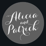 Sticker Rond Carolyna Mariage<br><div class="desc">Design de mariage élégant avec les noms de mariée et mariée dans un grand script blanc en lettres de style. Les couleurs et les polices de la conception sont entièrement personnalisables. Pour les objets correspondants tels que les cartes rsvp, les autocollants, les cartes à insérer et plus encore, cliquez sur...</div>