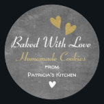 Sticker Rond Carton Rustique Cuisiné Avec Amour Cookies Maison<br><div class="desc">Rustic Chalkboard de la cuisine des autocollants pour vos biscuits et cupcakes maison. Personnalisez avec votre nom.</div>
