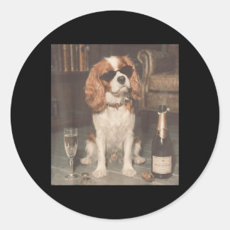 Sticker Rond Cavalier King Charles buvant du champagne drôle