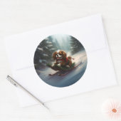 Sticker Rond Cavalier King Charles Spaniel neige de Noël (Enveloppe)