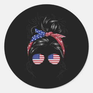 Sticker Rond Célébrez 4 juillet Messy Bun Patriotique Girl Ame
